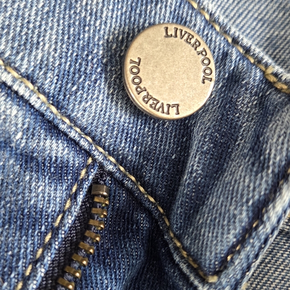 Liverpool Los Angeles NWT Cropped Cuffed Jeans Size 6/28 Mid Rise Stretch Denim - Picture 4 of 9